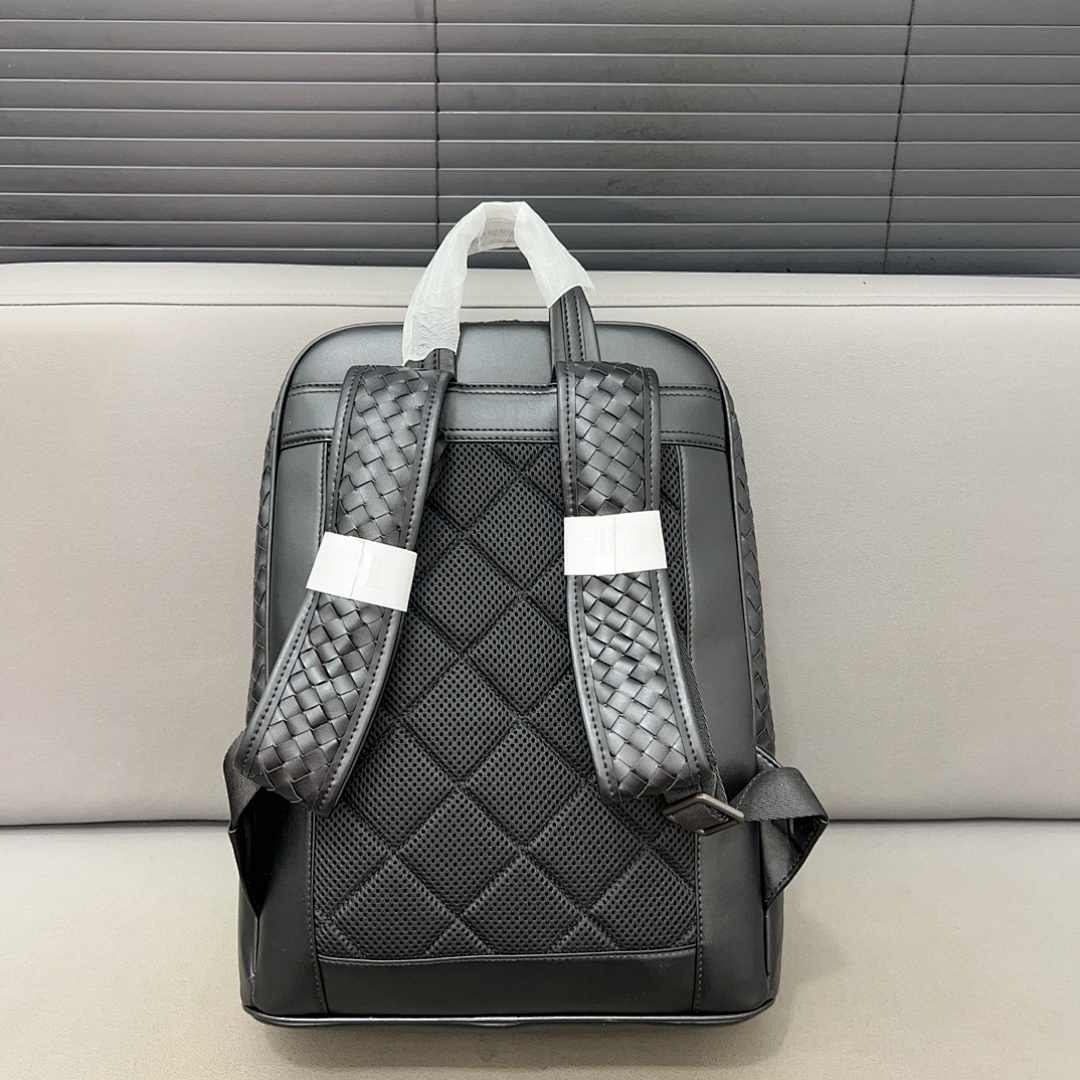 Bottega Veneta Intrecciato Pouch Bag view