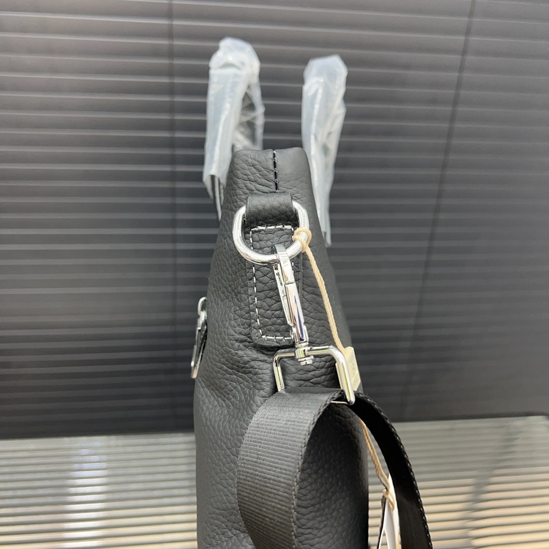 Balenciaga Shoulder Bag view