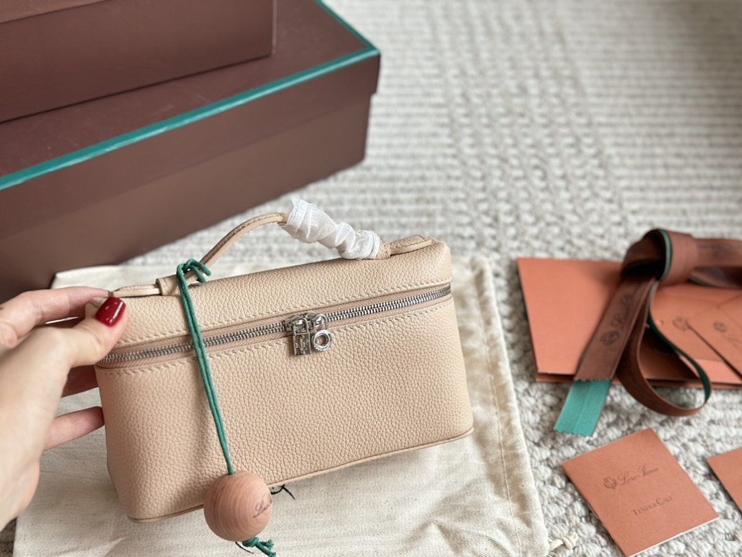Hermès Evelyne Bag view