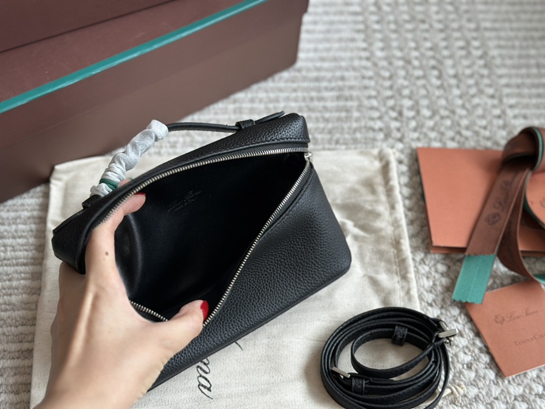 Hermès Evelyne Bag view
