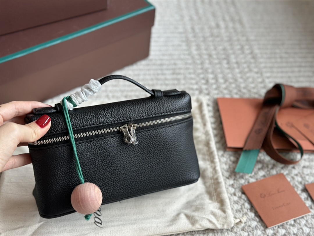 Hermès Evelyne Bag view