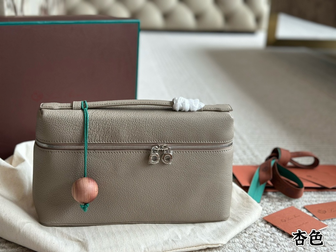 Hermès Evelyne Bag view
