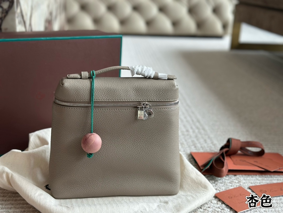 Hermès Evelyne Bag view
