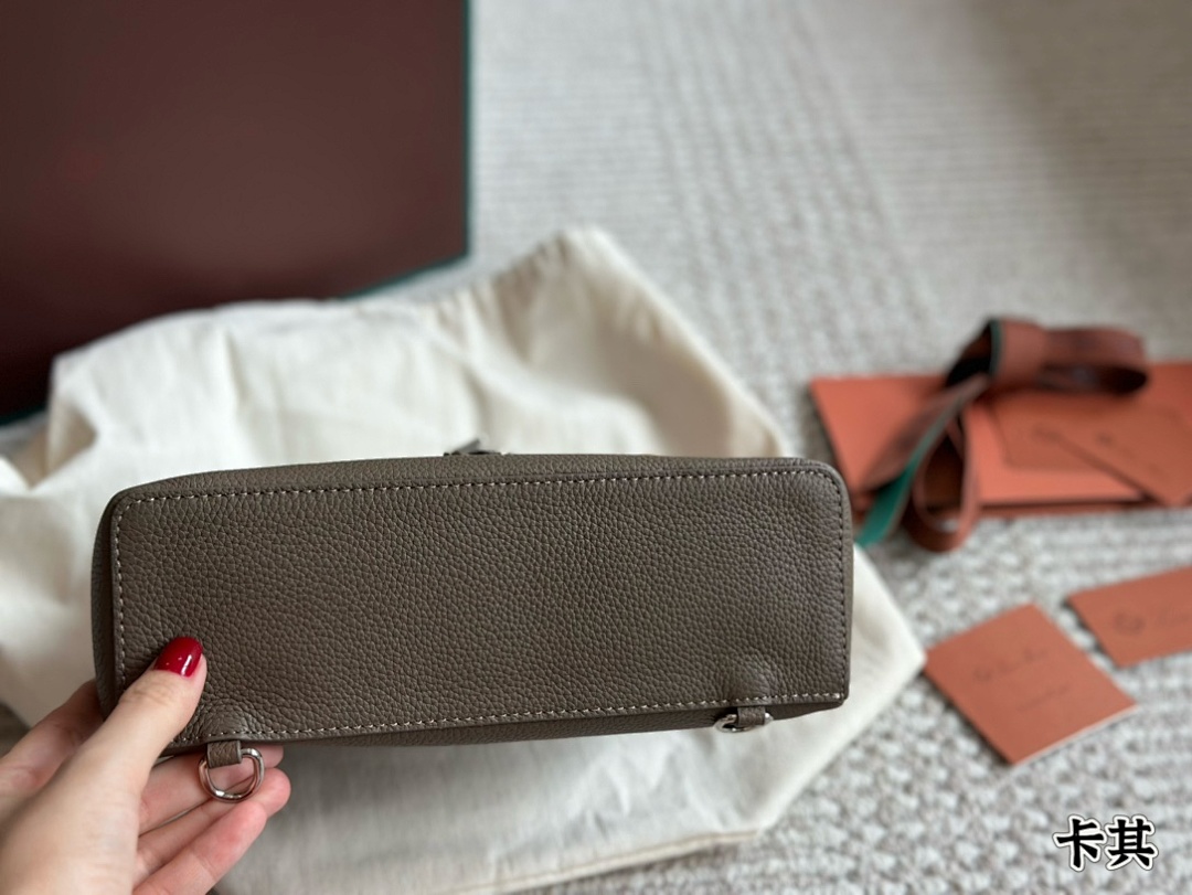 Hermès Evelyne Bag view