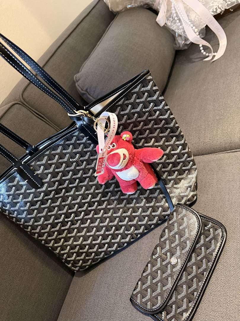 Goyard Saint Louis Tote view