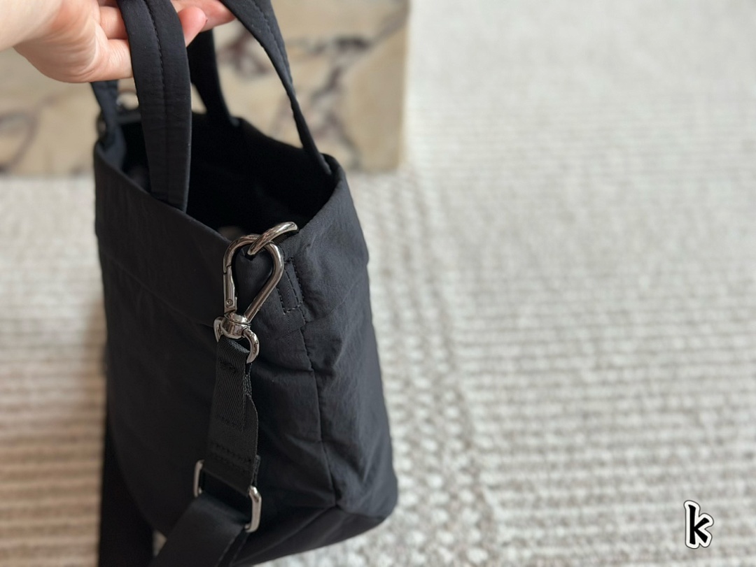 Lululemon Bucket Bag view
