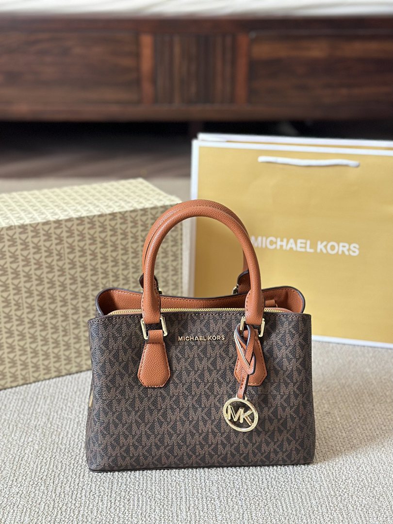 Michael Kors Tote Bag view