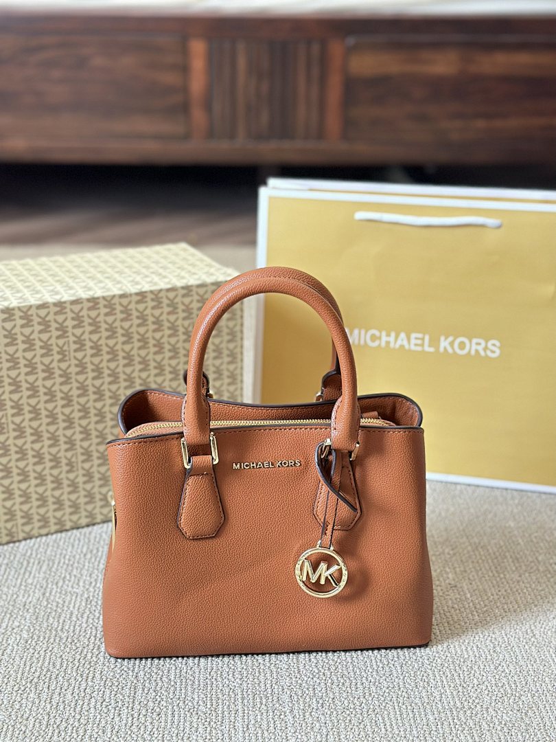 Michael Kors Tote Bag view