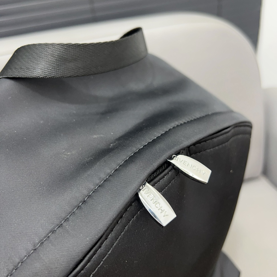 Givenchy Shoulder Bag view