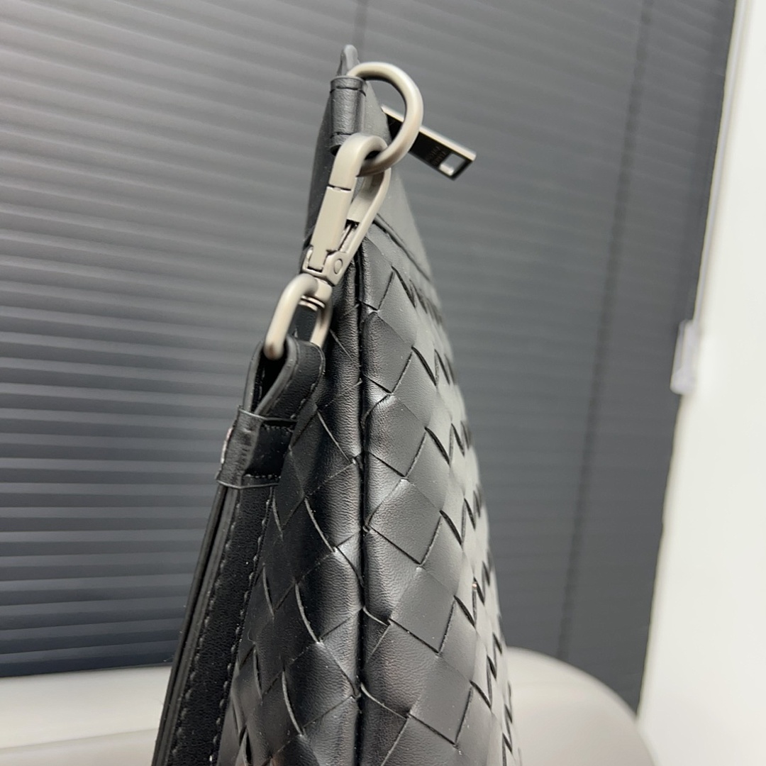 Bottega Veneta Intrecciato Clutch view