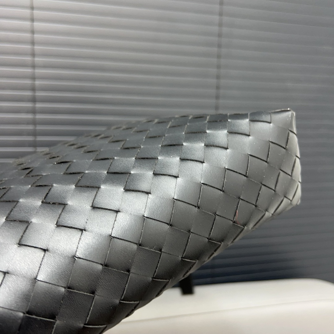 Bottega Veneta Intrecciato Clutch view