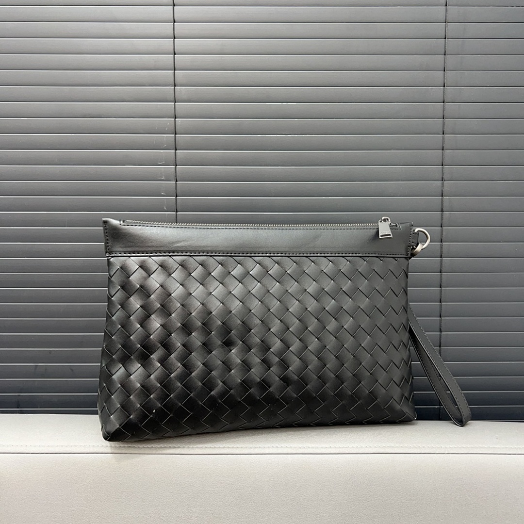 Bottega Veneta Intrecciato Clutch view