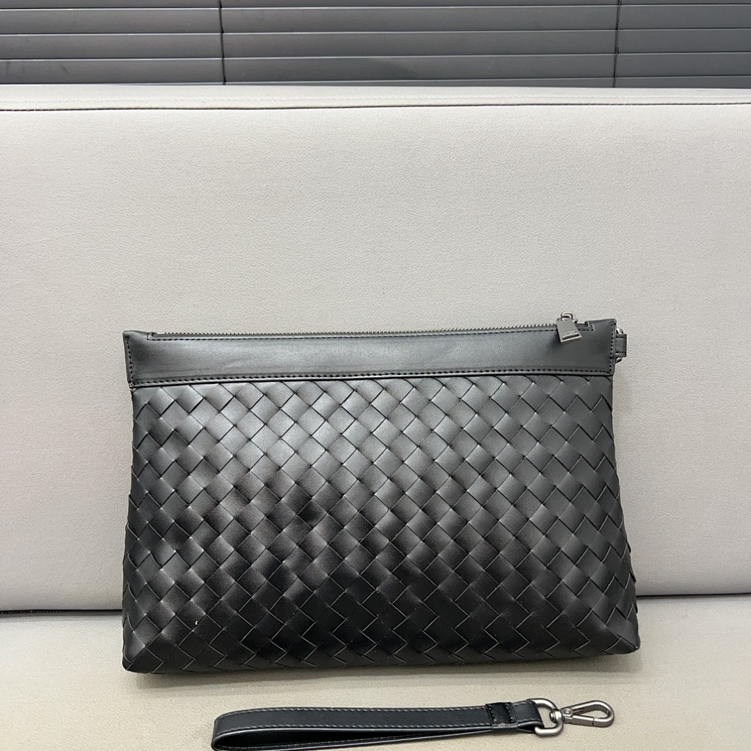 Bottega Veneta Intrecciato Clutch view