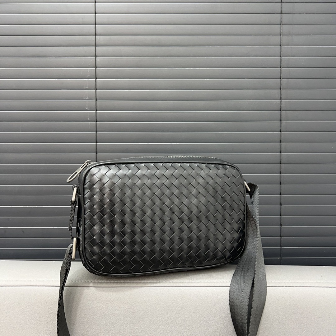 Bottega Veneta Intrecciato Clutch view