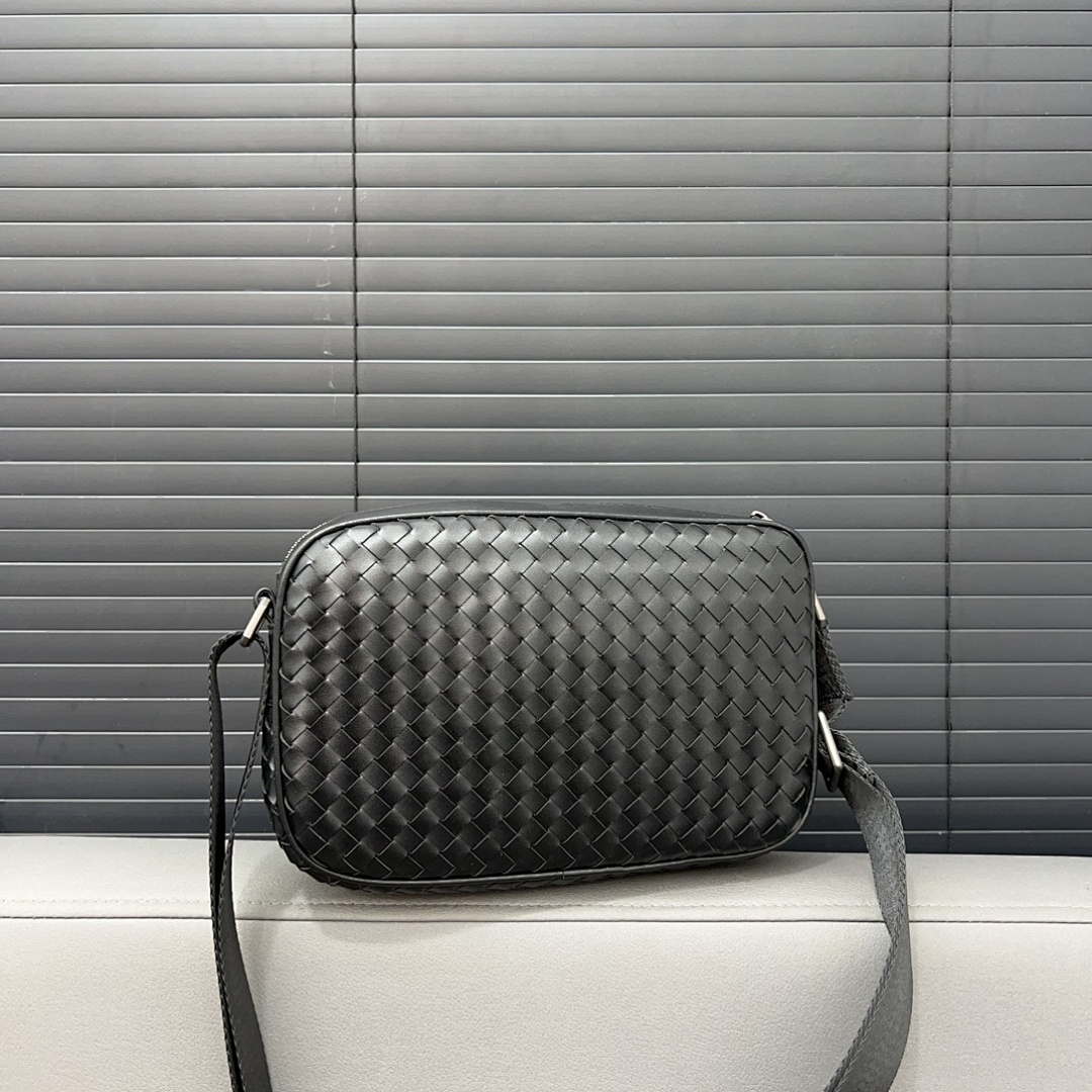 Bottega Veneta Intrecciato Clutch view