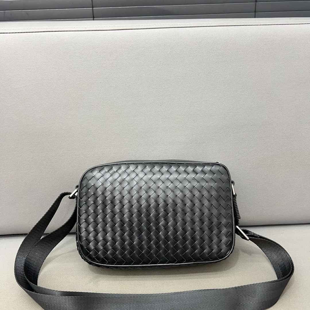 Bottega Veneta Intrecciato Clutch view