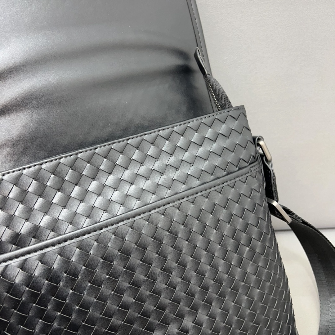 Bottega Veneta Intrecciato Shoulder Bag view