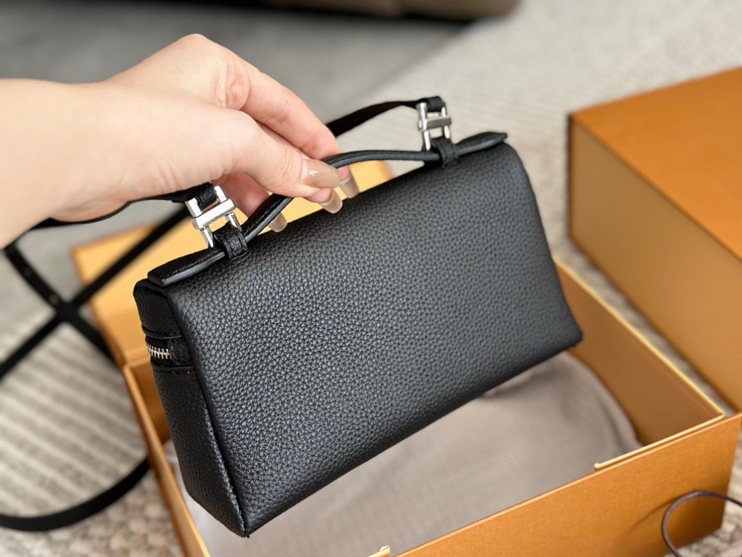 Louis Vuitton Coussin view