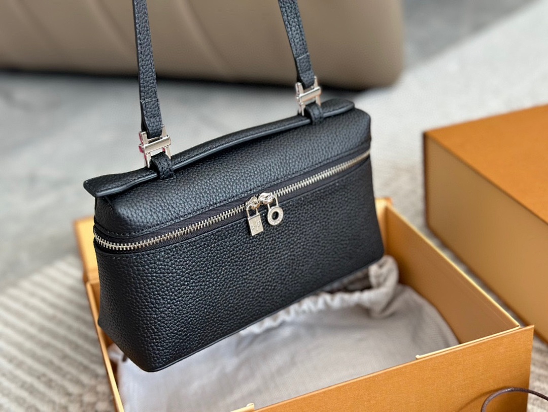 Louis Vuitton Coussin
