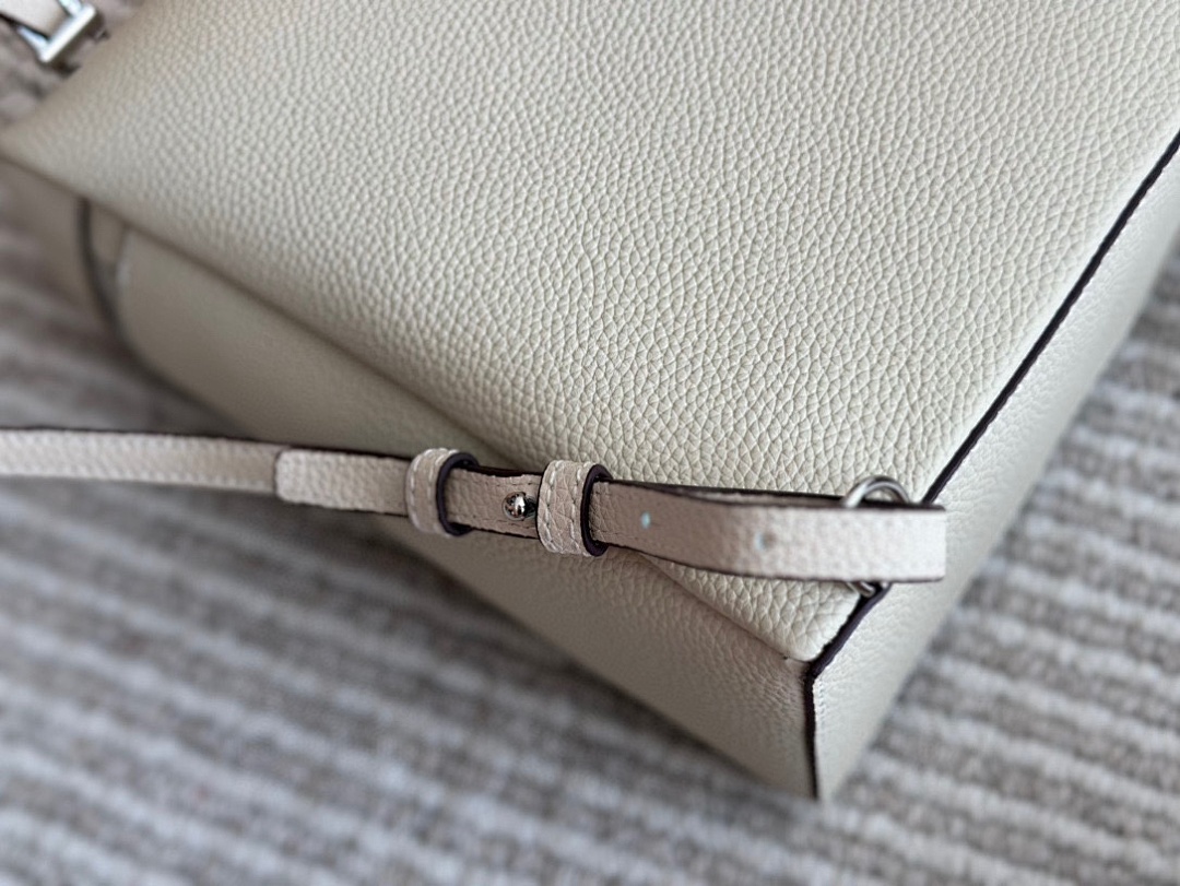 Dior Saddle Shoulder Bag view