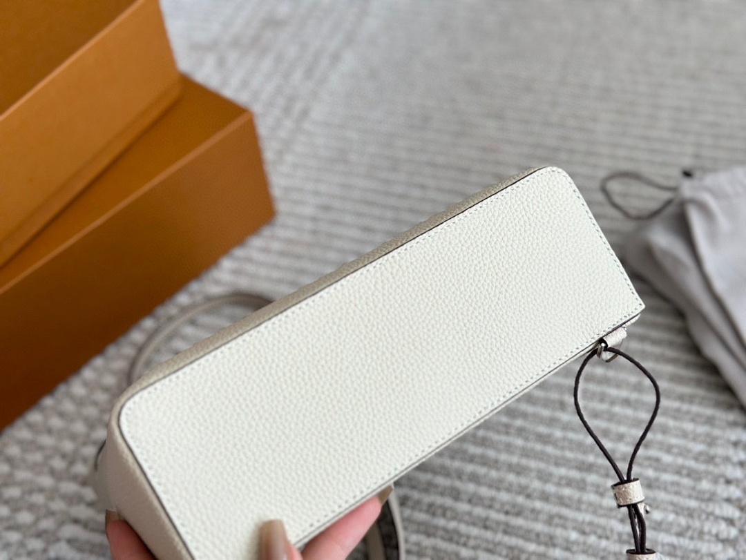 Dior Saddle Shoulder Bag view