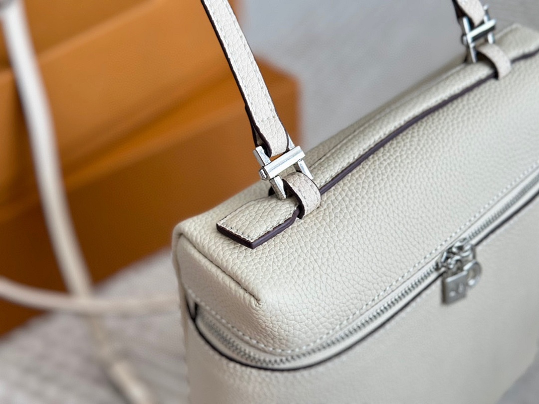 Dior Saddle Shoulder Bag view