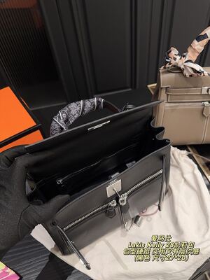 Hermes Kelly Bag view 2