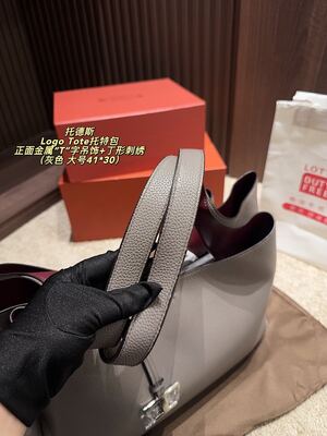 Tods Logo Tote Shoulder Bag view 15