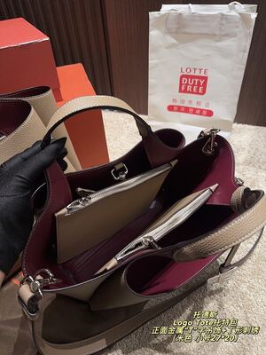 Tods Logo Tote Shoulder Bag view 24