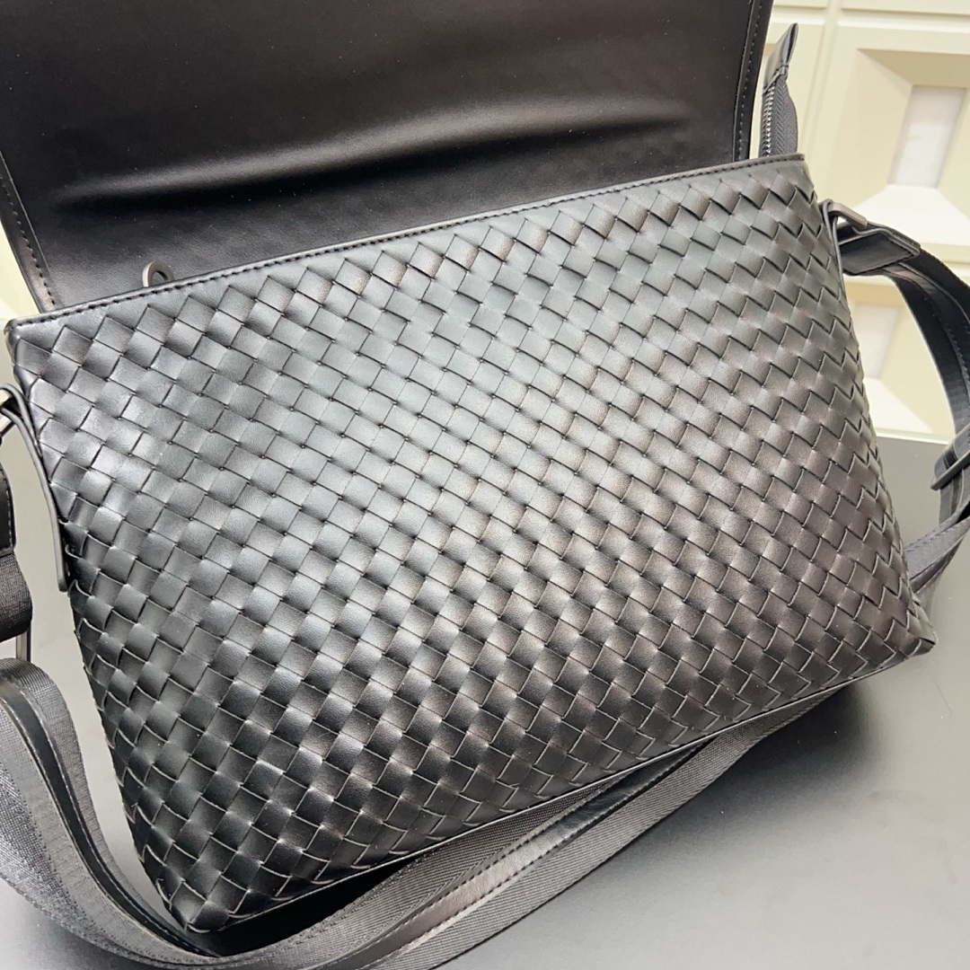 Bottega Veneta Intrecciato Messenger Bag view
