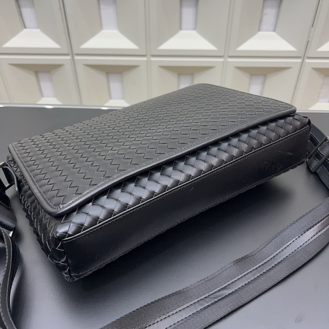 Bottega Veneta Intrecciato Messenger Bag view