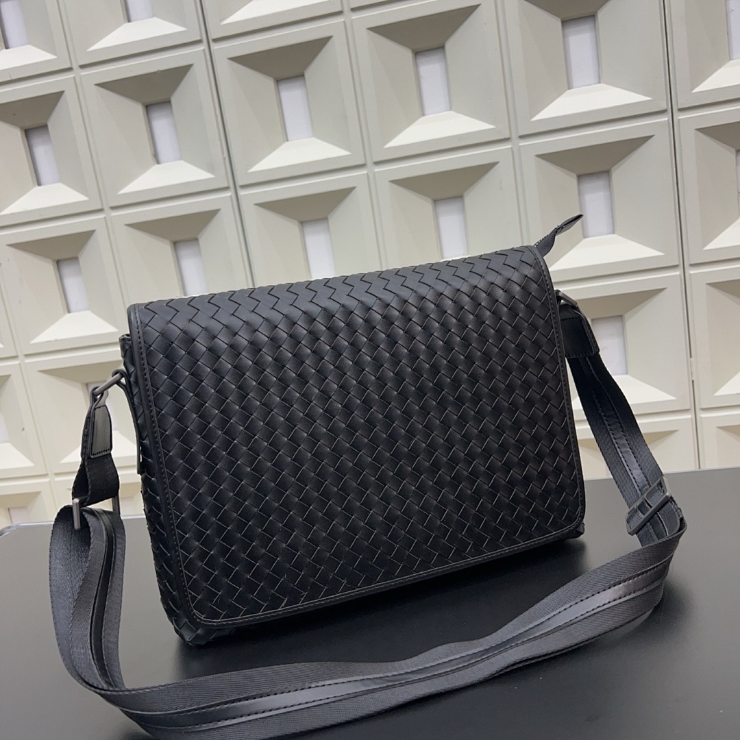 Bottega Veneta Intrecciato Messenger Bag view