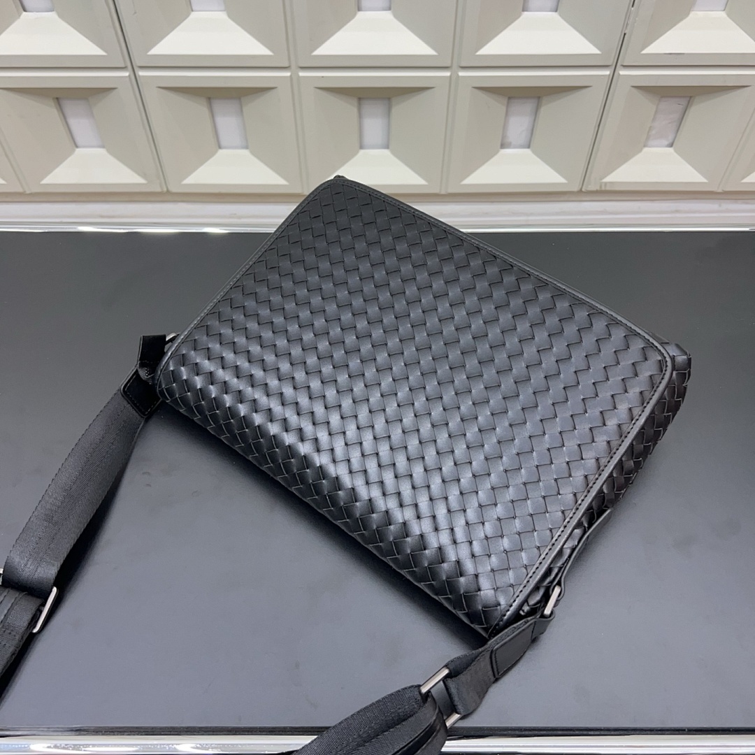 Bottega Veneta Intrecciato Messenger Bag view