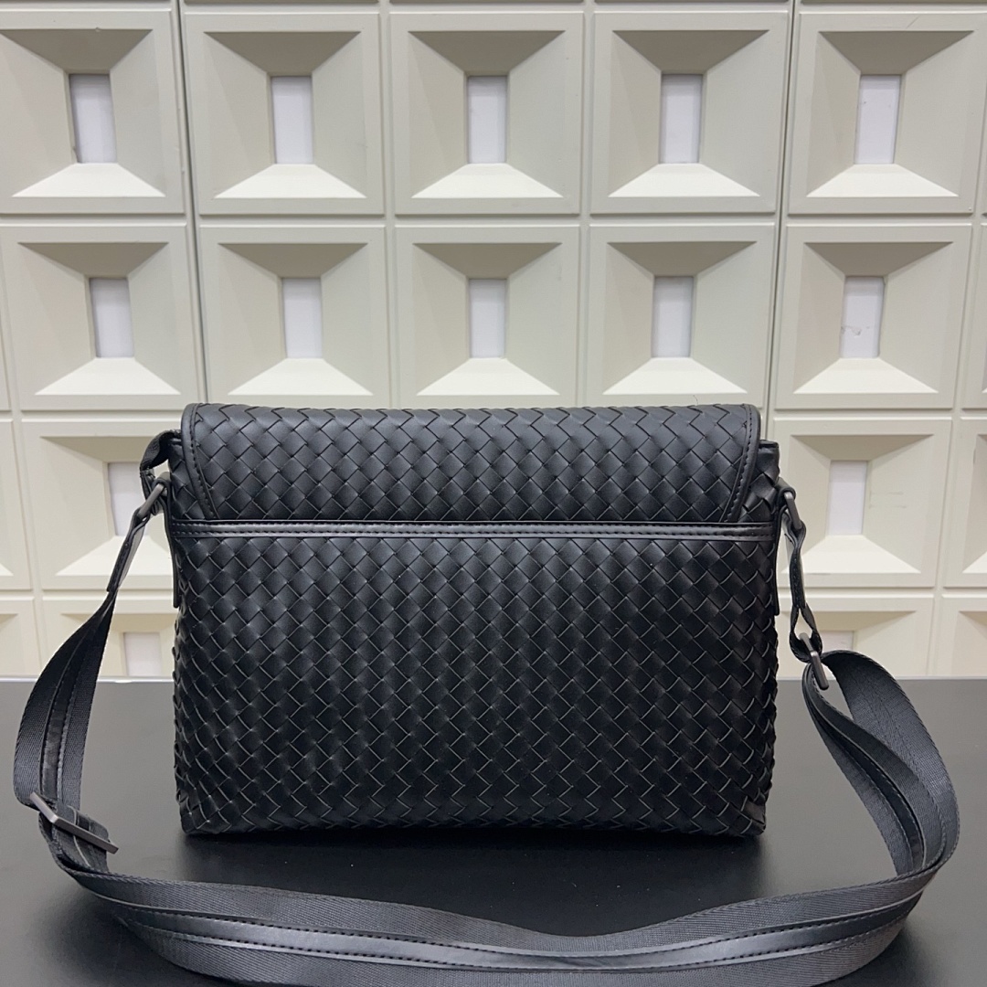 Bottega Veneta Intrecciato Messenger Bag view