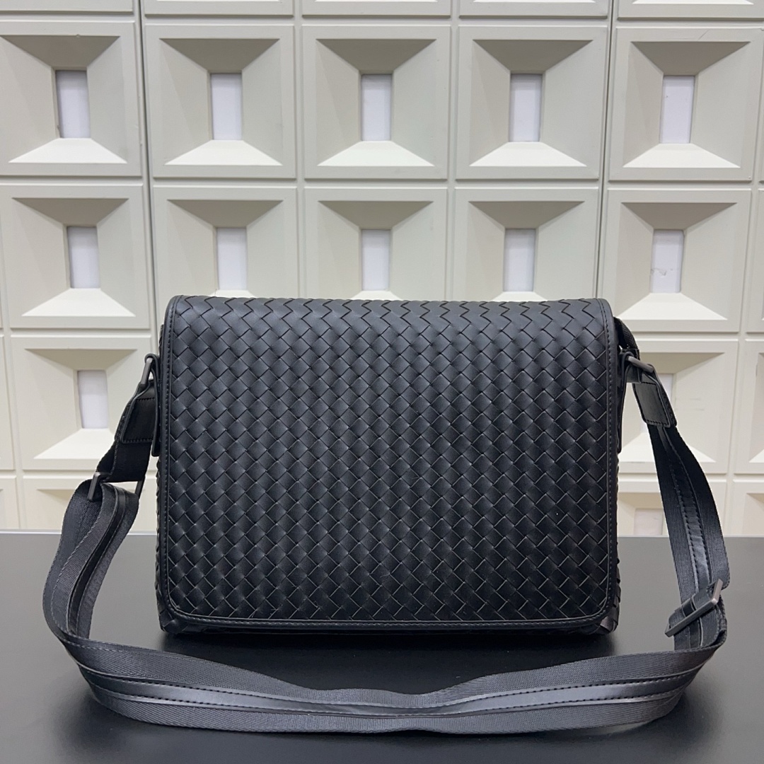 Bottega Veneta Intrecciato Messenger Bag view