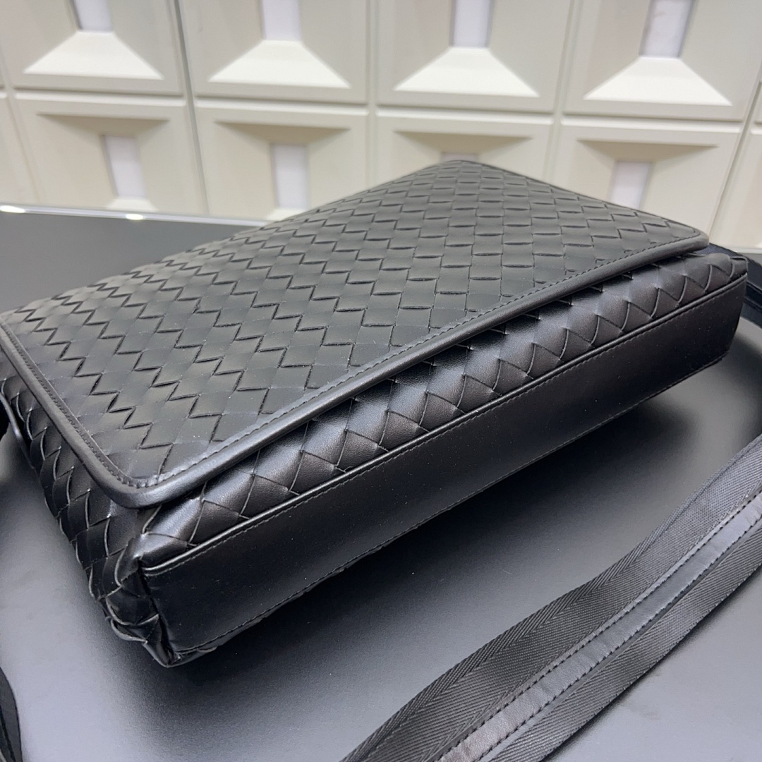 Bottega Veneta Intrecciato Messenger Bag view