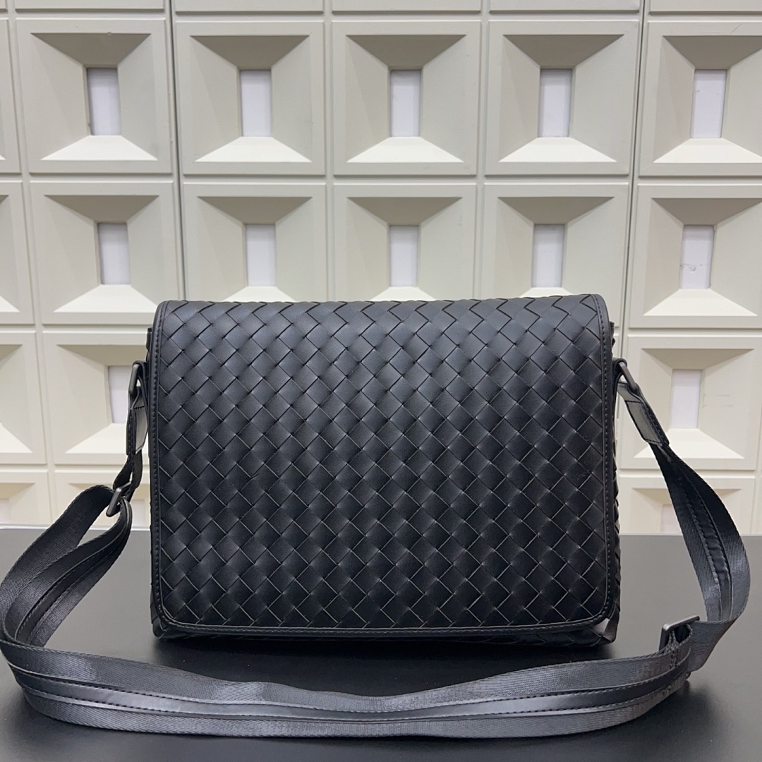 Bottega Veneta Intrecciato Messenger Bag view