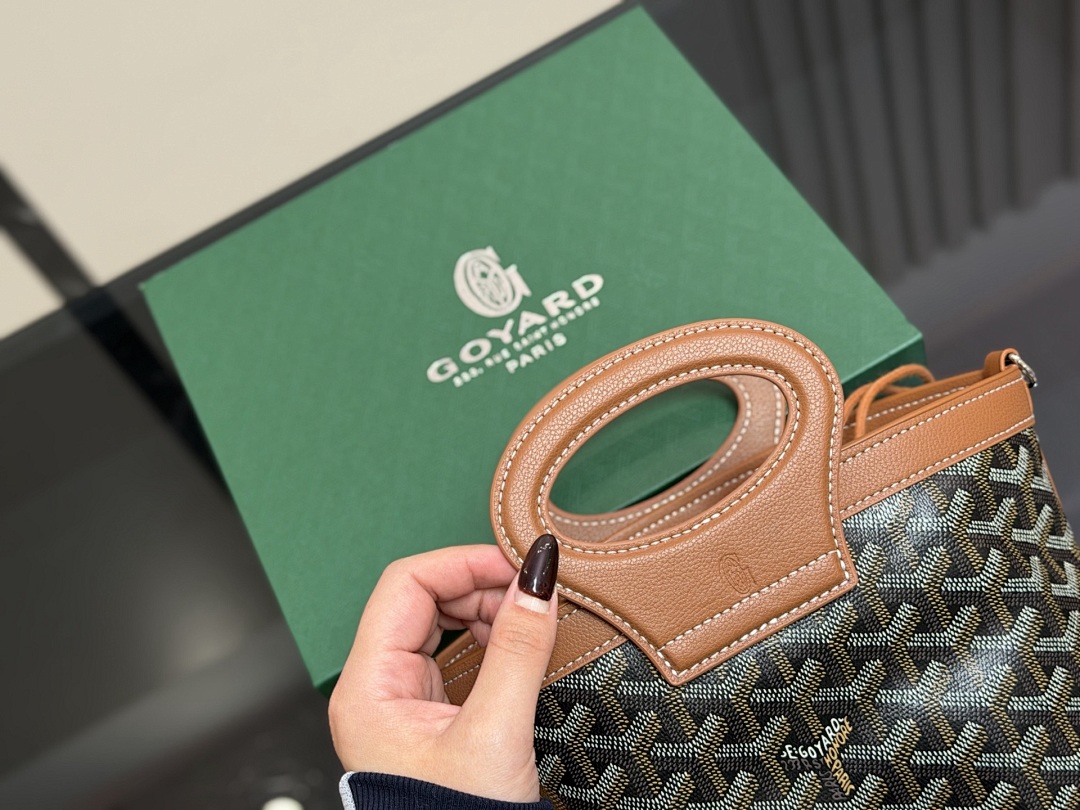 Goyard Saint Louis Tote view