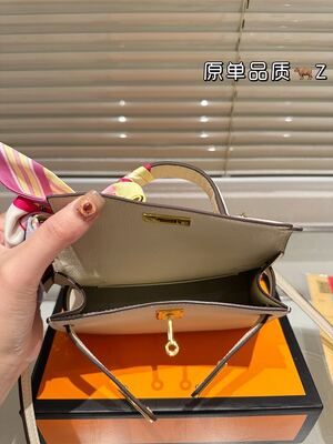 Hermes Kelly Bag view 4