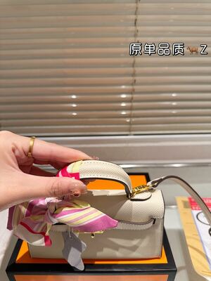 Hermes Kelly Bag view 8