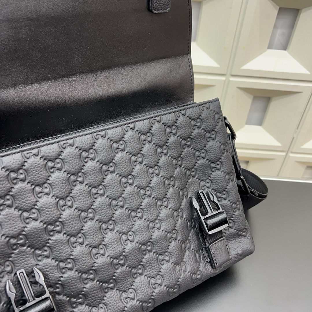 Gucci Messenger Bag view