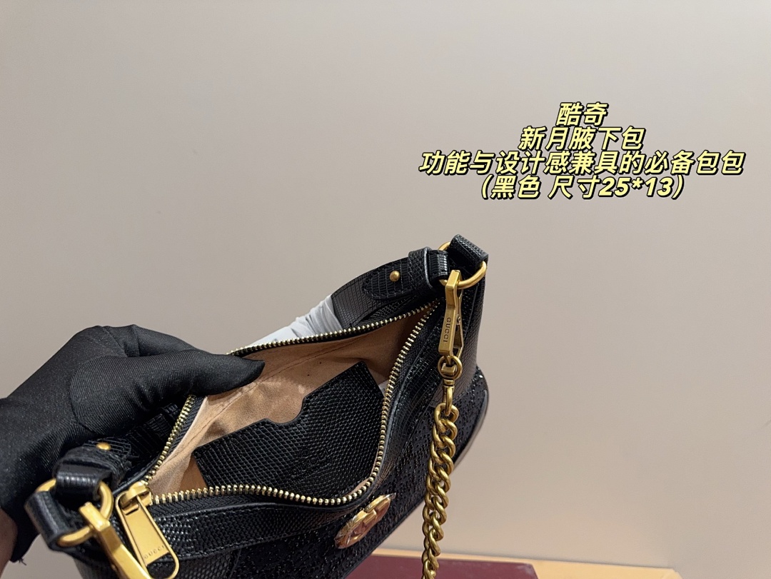 Gucci GG Supreme Crossbody view