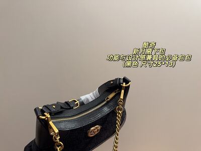 Gucci GG Supreme Crossbody view 3