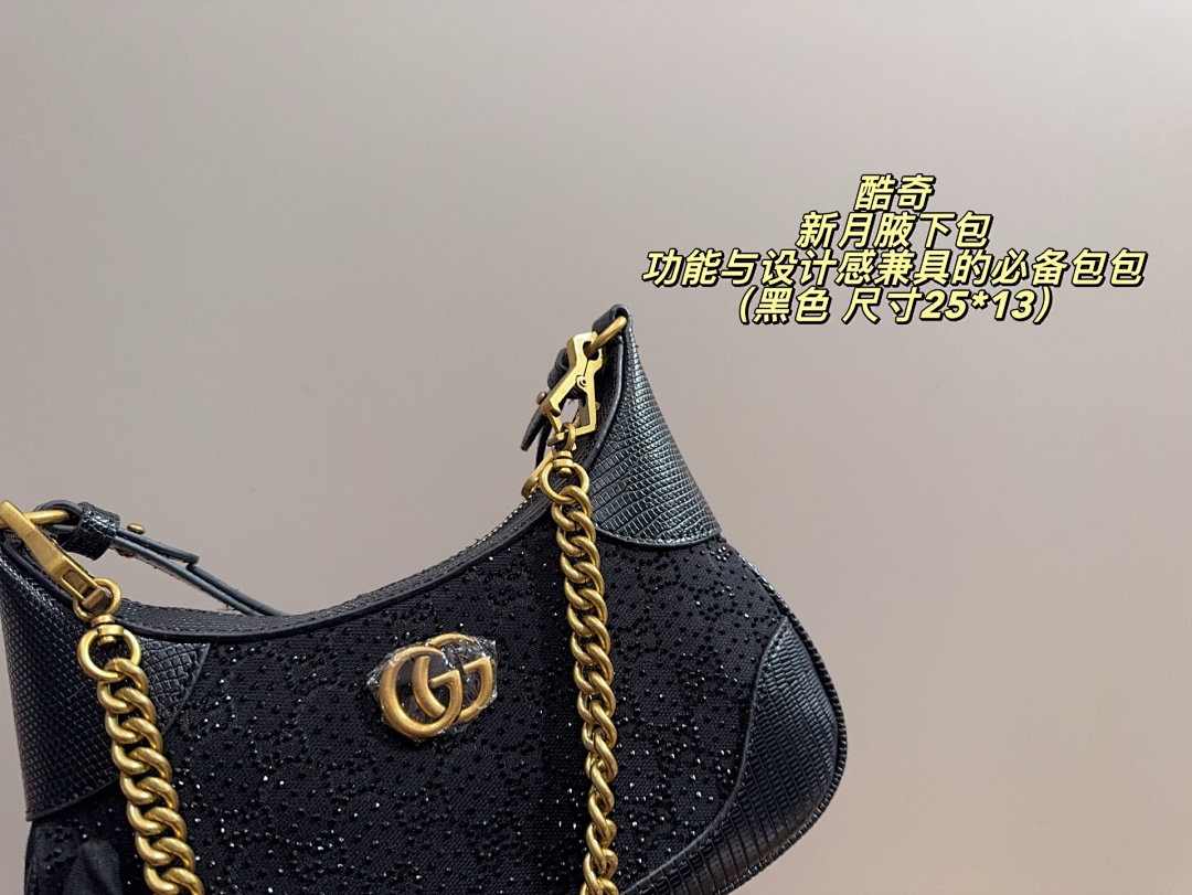 Gucci GG Supreme Crossbody view