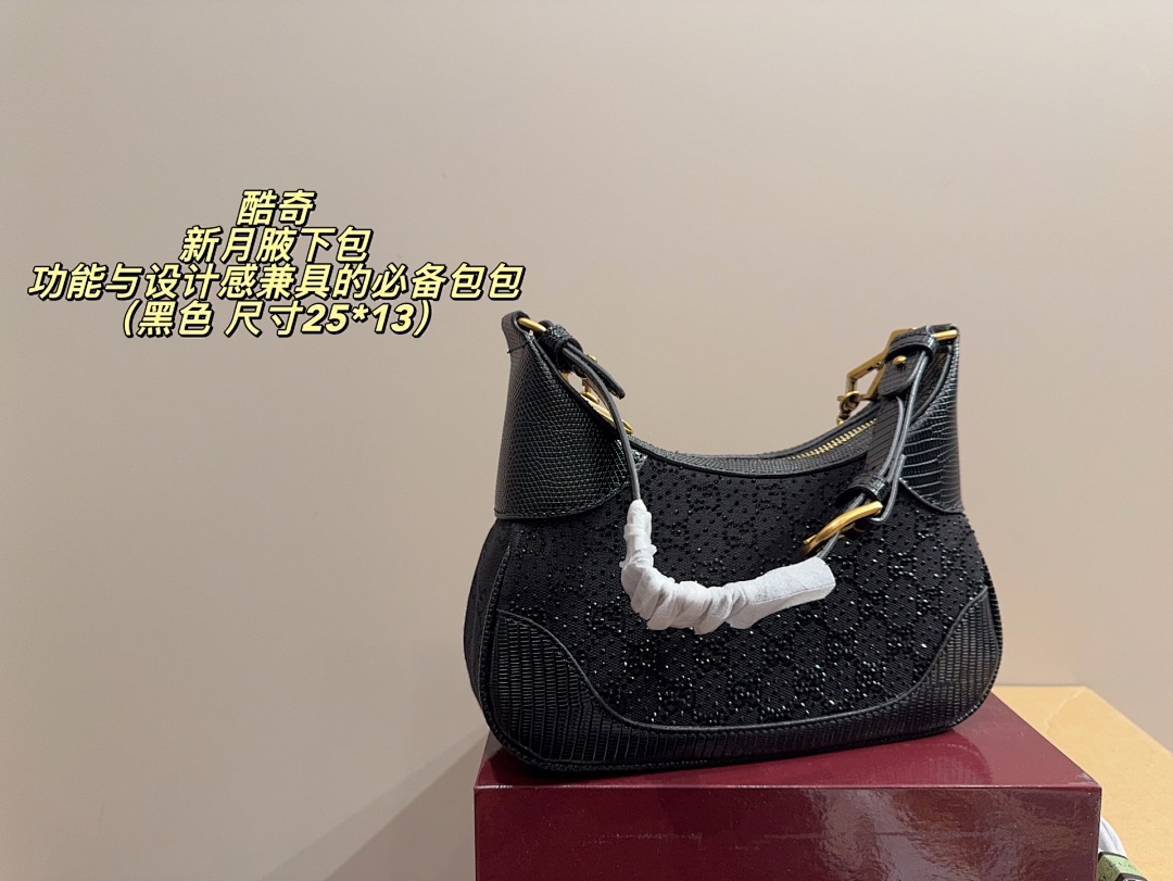 Gucci GG Supreme Crossbody view