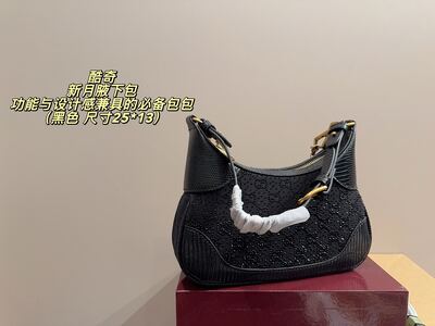 Gucci GG Supreme Crossbody view 7