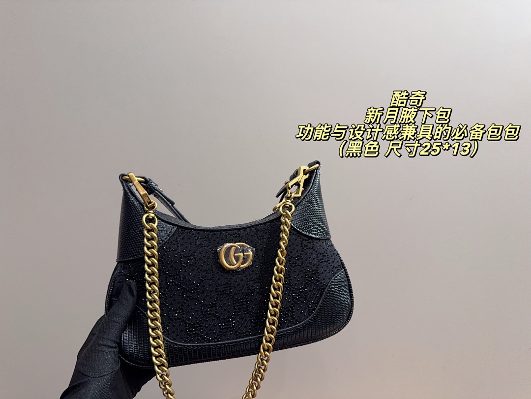 Gucci GG Supreme Crossbody view