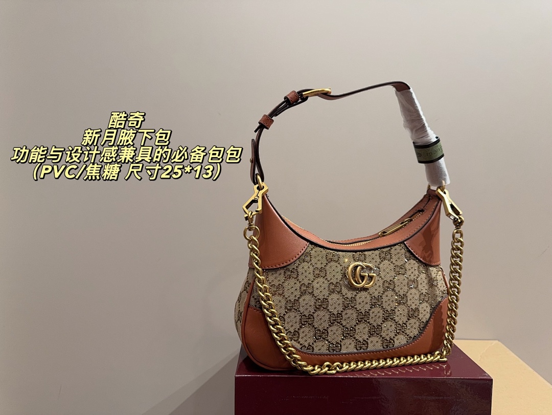 Gucci GG Supreme Crossbody view