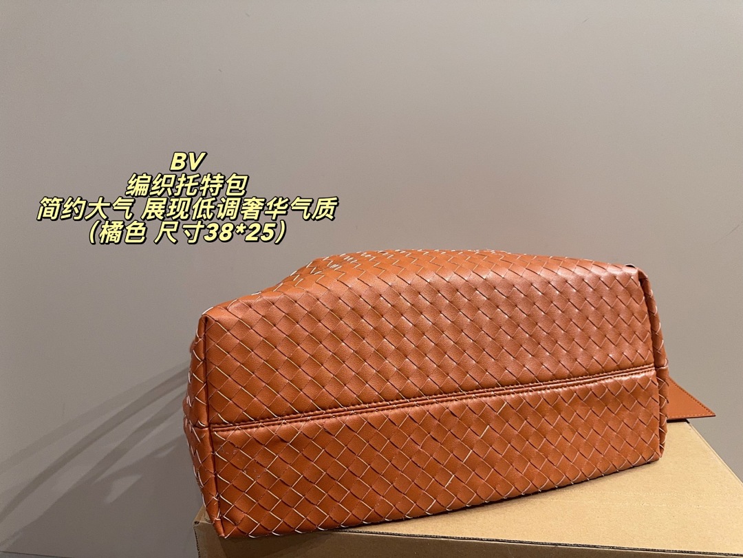 Bottega Veneta Intrecciato Clutch view