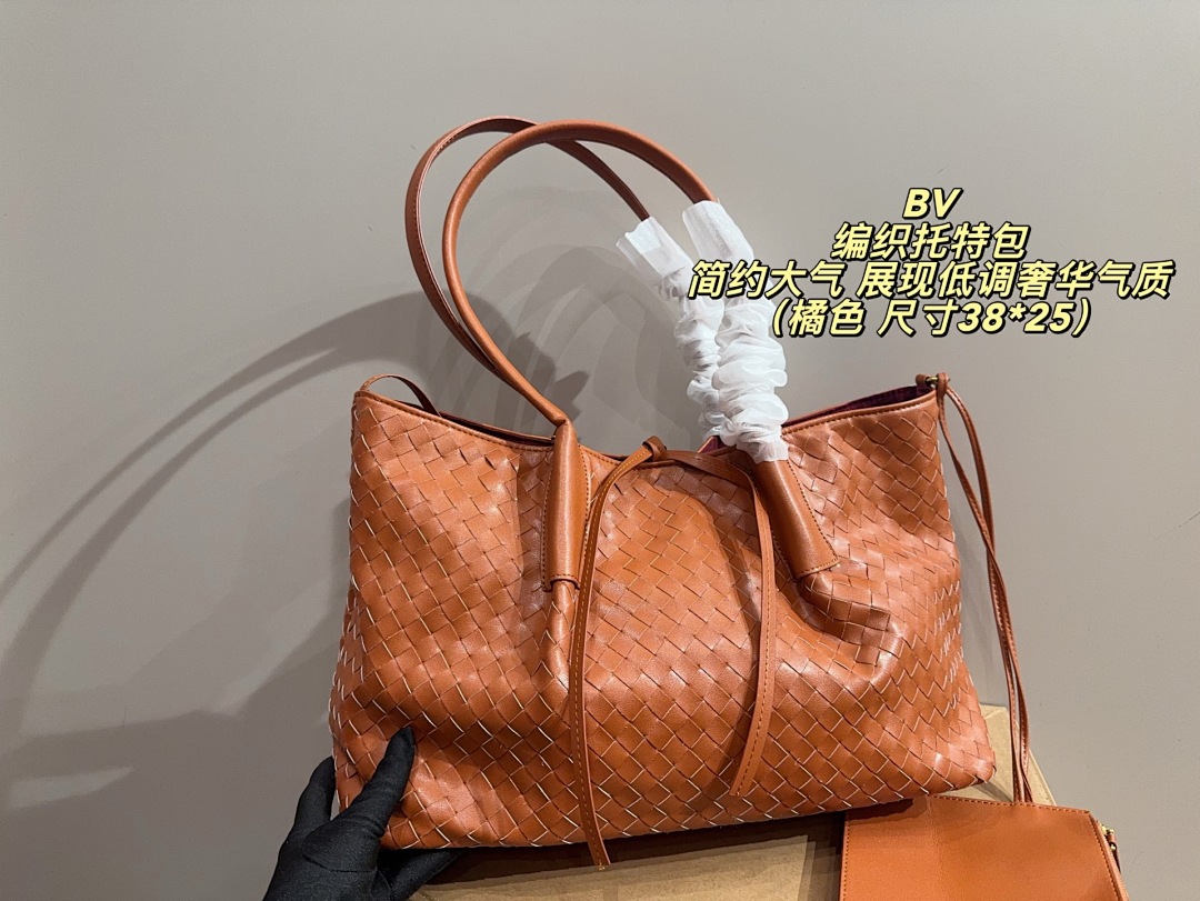 Bottega Veneta Intrecciato Clutch view
